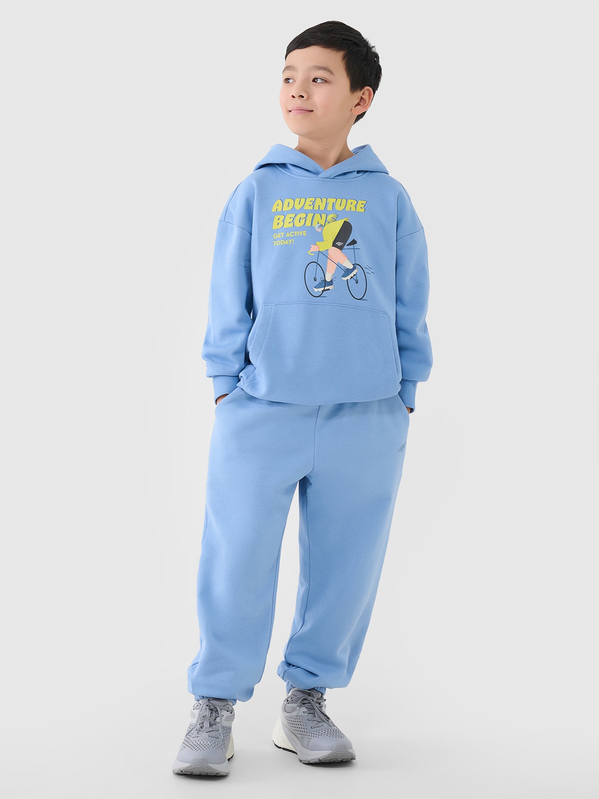 4F Spodnie dresowe joggery chłopięce - niebieskie 122 (6-7 lat)