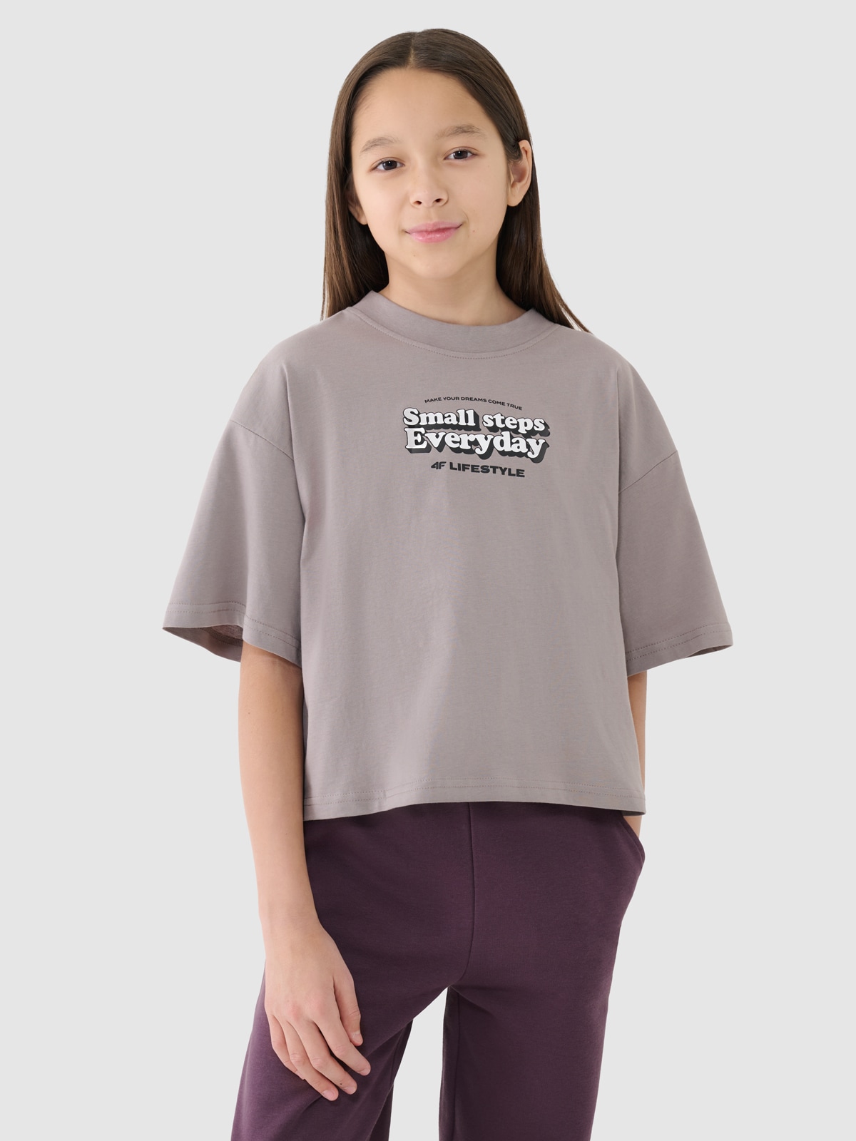 4F Crop top oversize z nadrukiem dziewczęcy - beżowy 134 (8-9 lat)