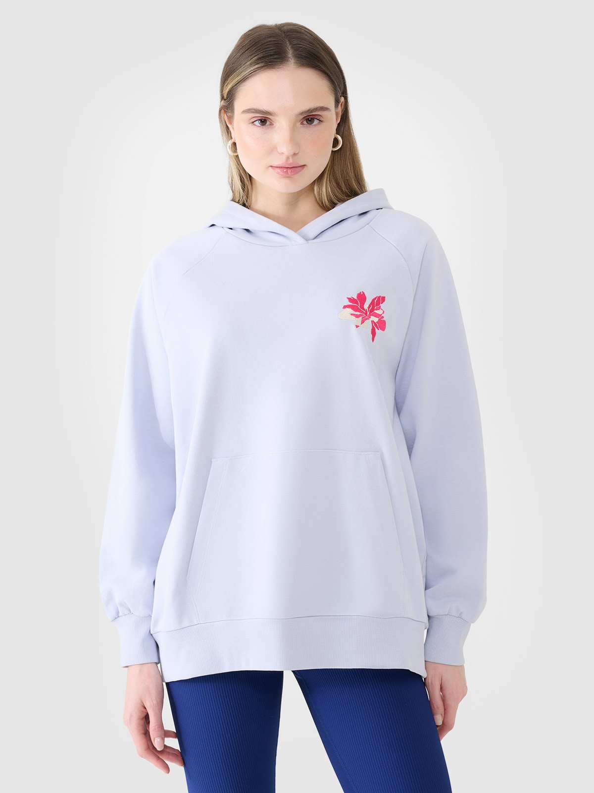 4F Bluza dresowa oversize nierozpinana z kapturem damska - niebieska XS/S