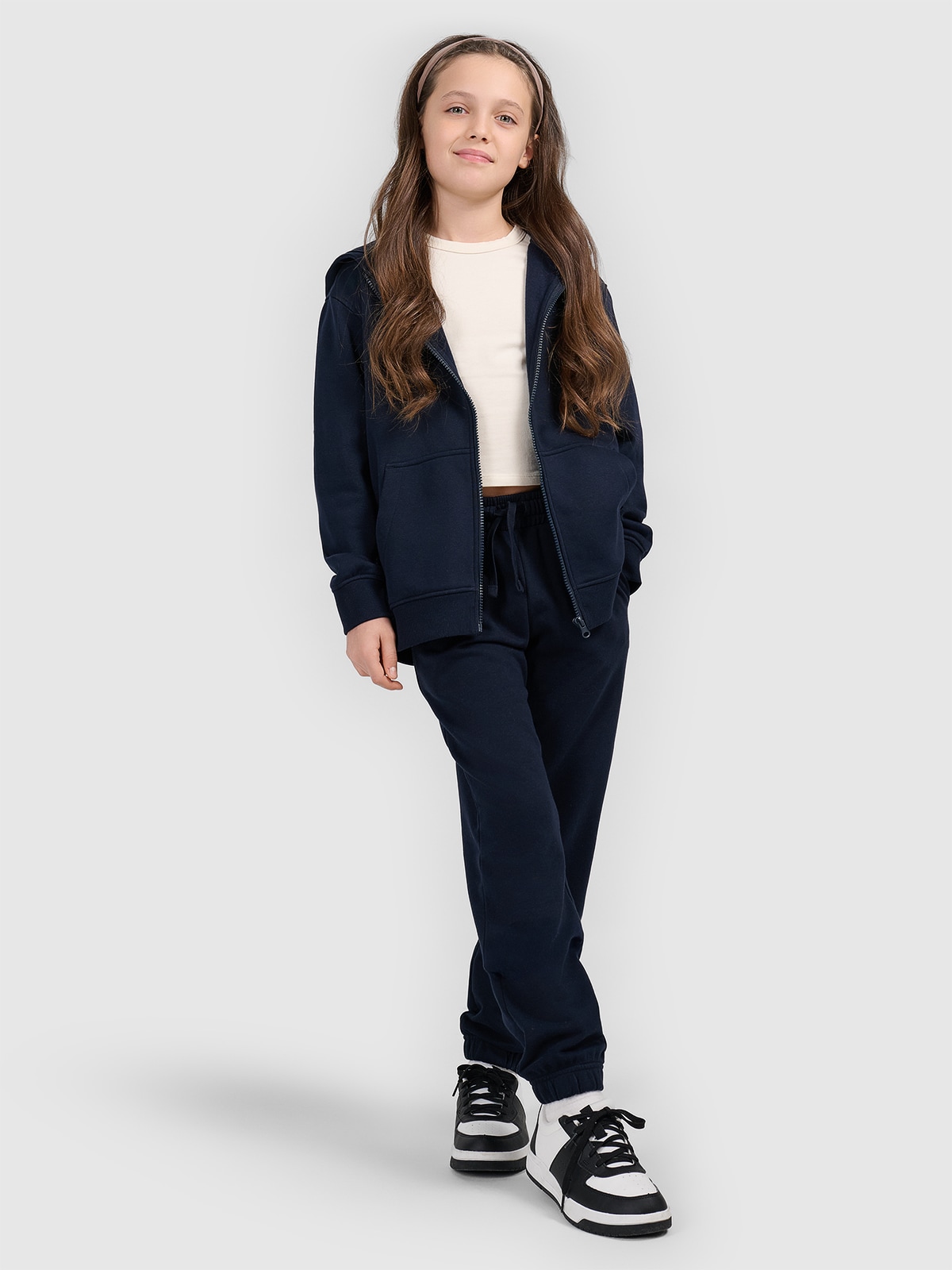 4F Spodnie dresowe joggery dziewczęce - granatowe 122 (6-7 lat)