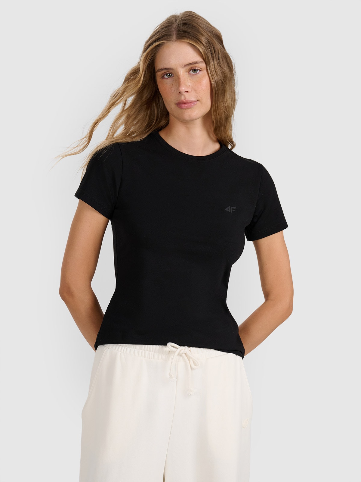 4F T-shirt slim gładki damski - czarny XS