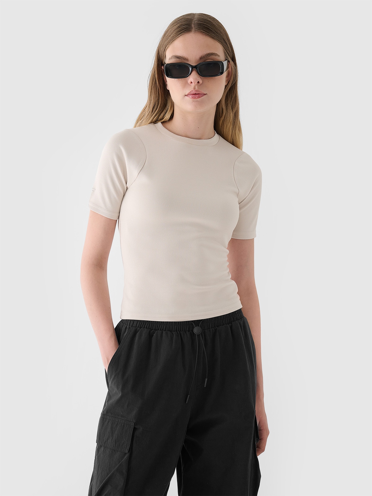 4F T-shirt slim crop-top gładki damski - beżowy XS