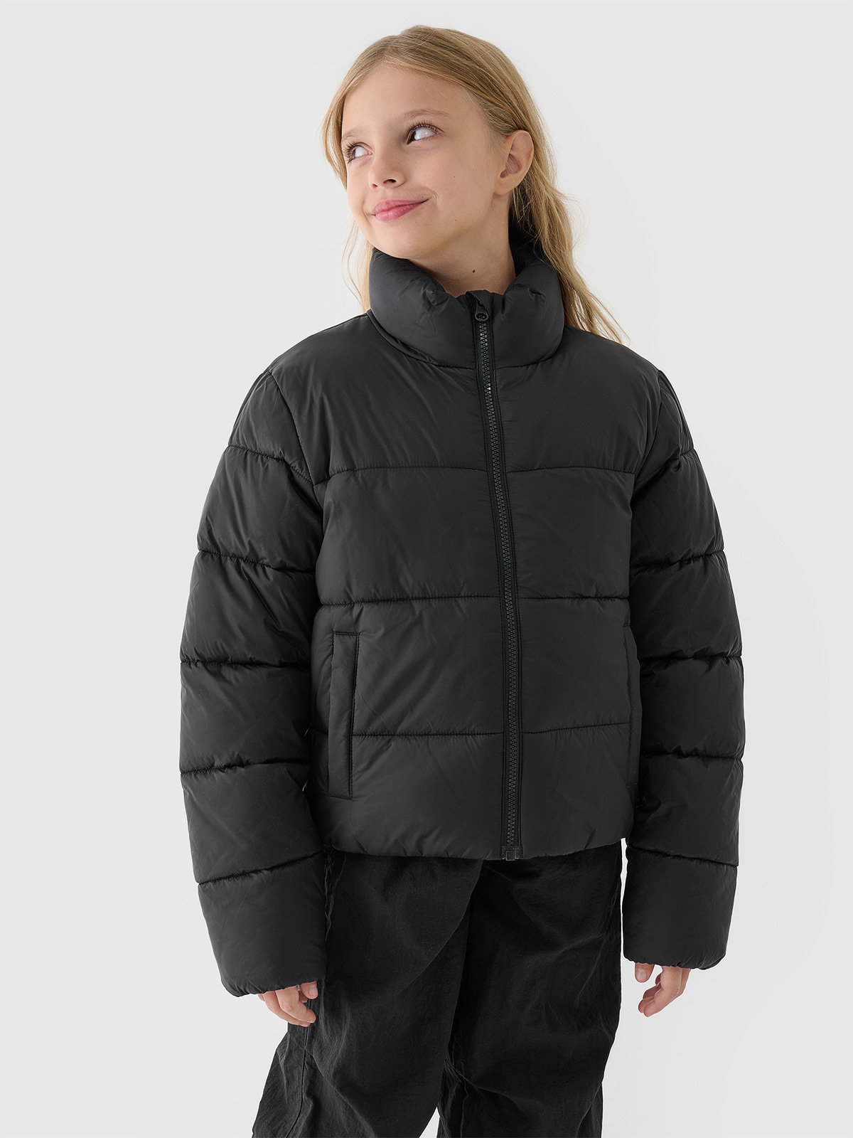 4F Kurtka puchowa z wypełnieniem syntetycznym dziecięca - czarna 140 (9-10 lat)