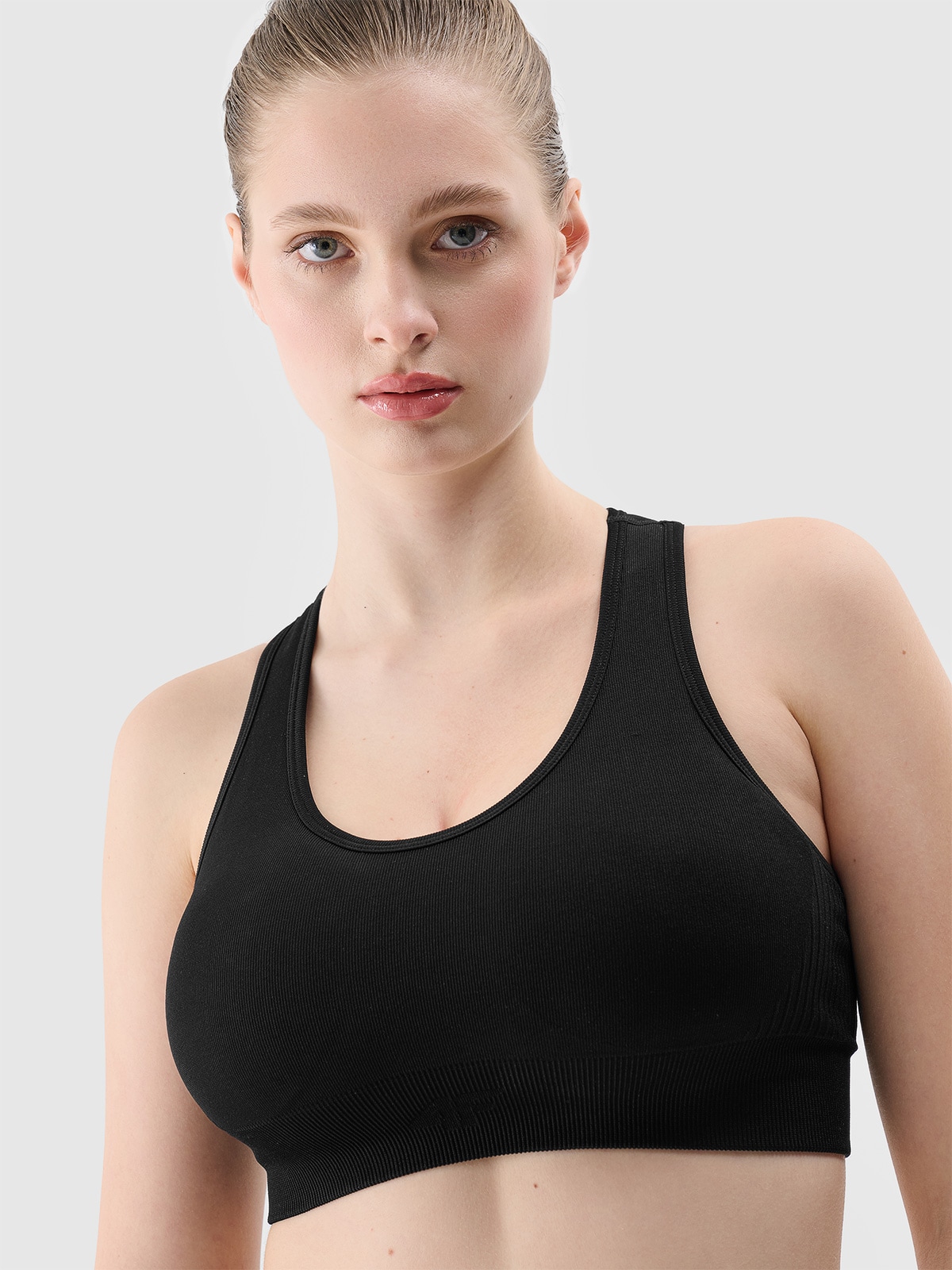 4F Biustonosz treningowy bezszwowy z niskim wsparciem damski - czarny XS/S