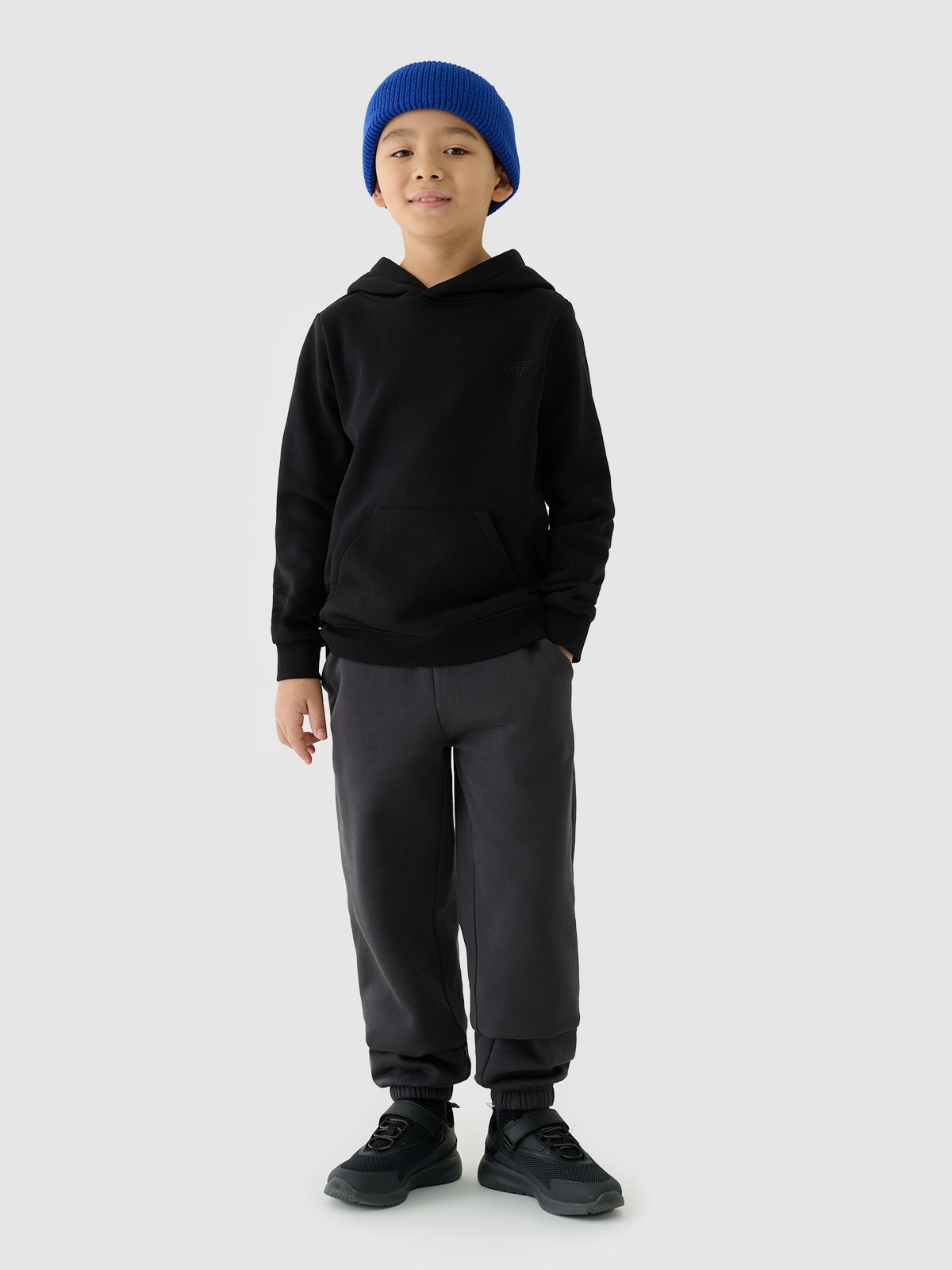 4F Bluza dresowa nierozpinana z kapturem chłopięca - czarna 164 (13-14 lat)