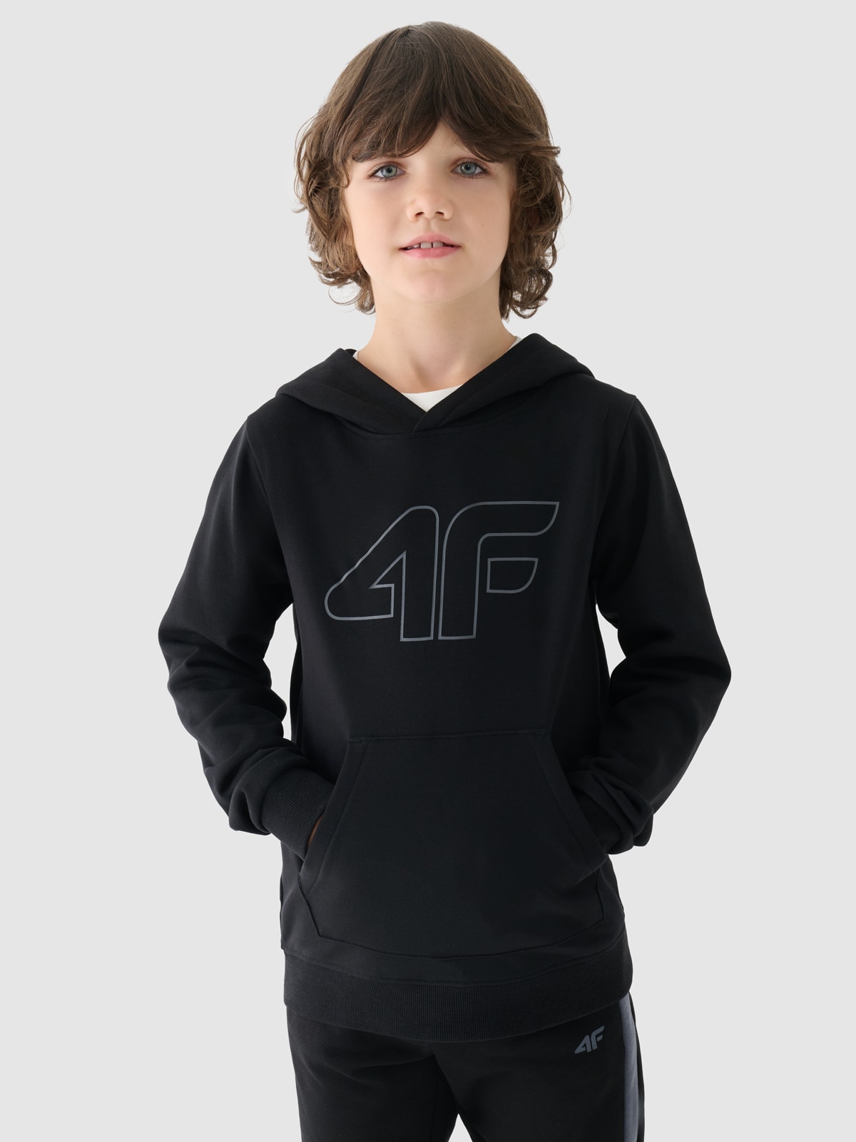 4F Bluza dresowa nierozpinana z kapturem chłopięca - czarna 128 (7-8 lat)