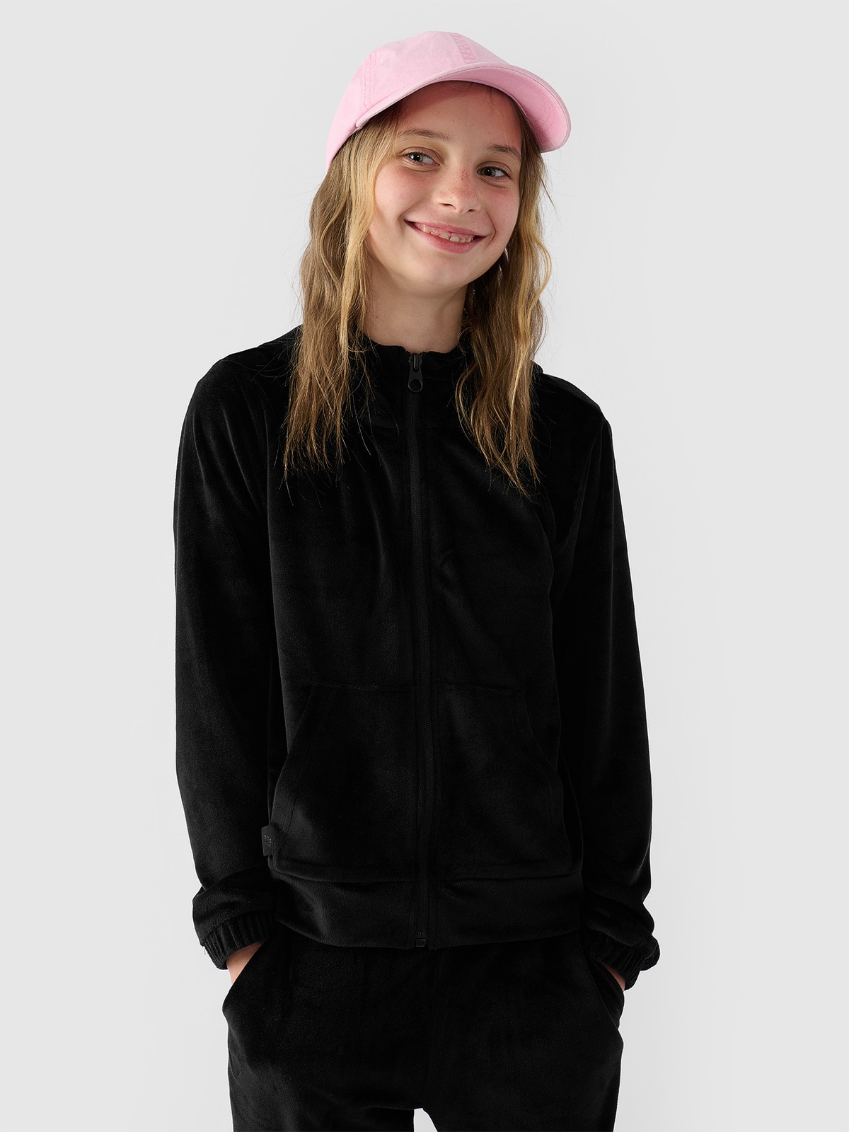 4F Bluza dresowa z weluru rozpinana z kapturem dziewczęca - czarna 128 (7-8 lat)