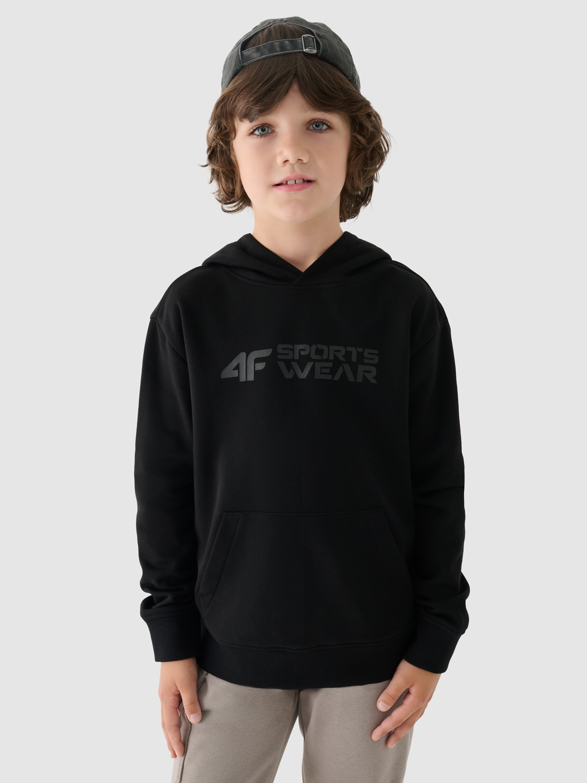 4F Bluza dresowa nierozpinana z kapturem chłopięca - czarna 122 (6-7 lat)