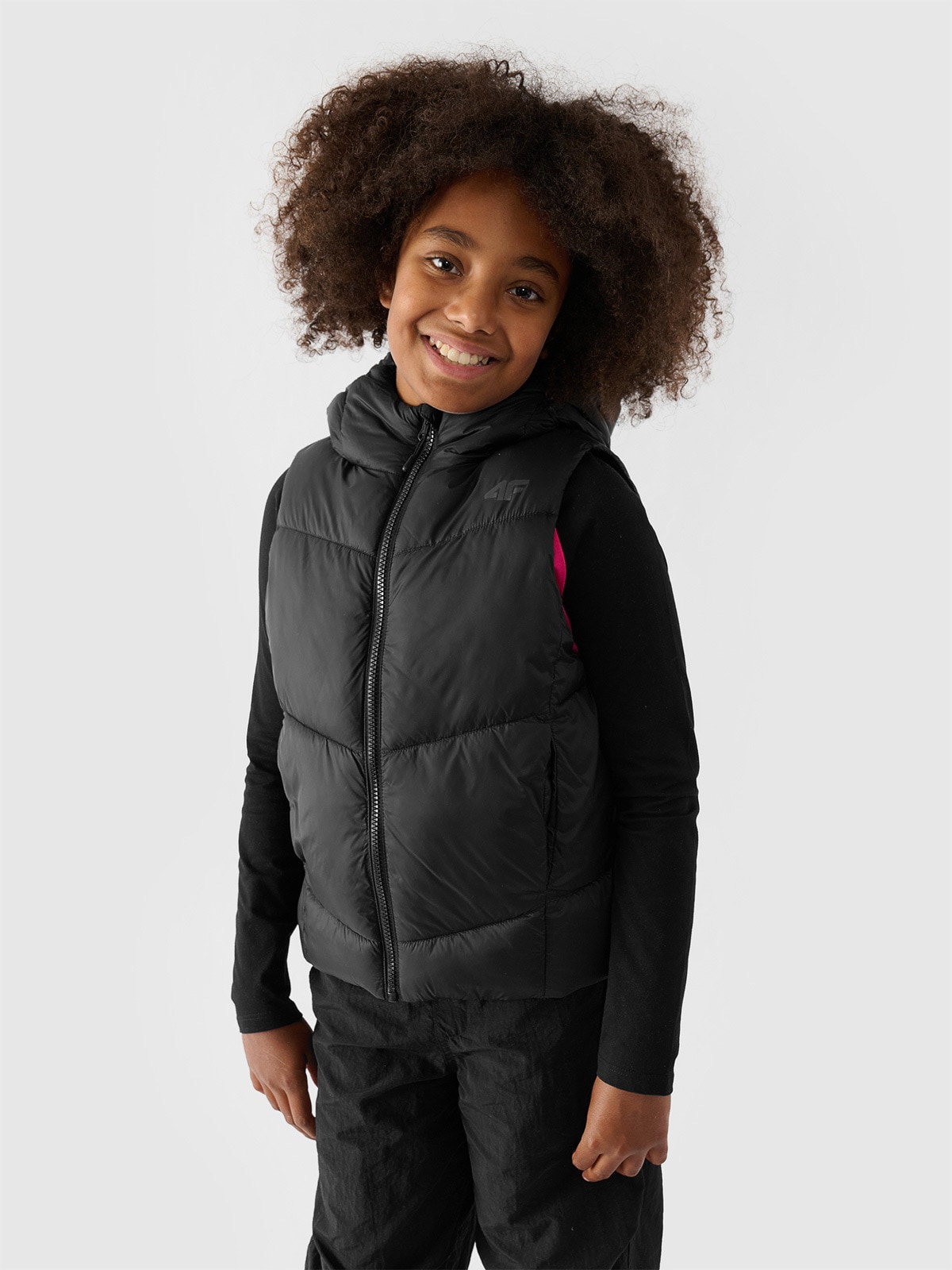 4F Bezrękawnik puchowy pikowany z kapturem dziewczęcy - czarny 128 (7-8 lat)