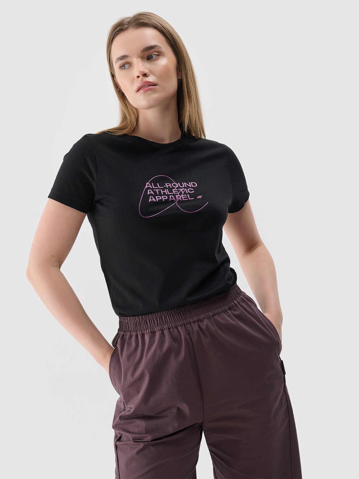 4F T-shirt slim z nadrukiem damski - czarny XS