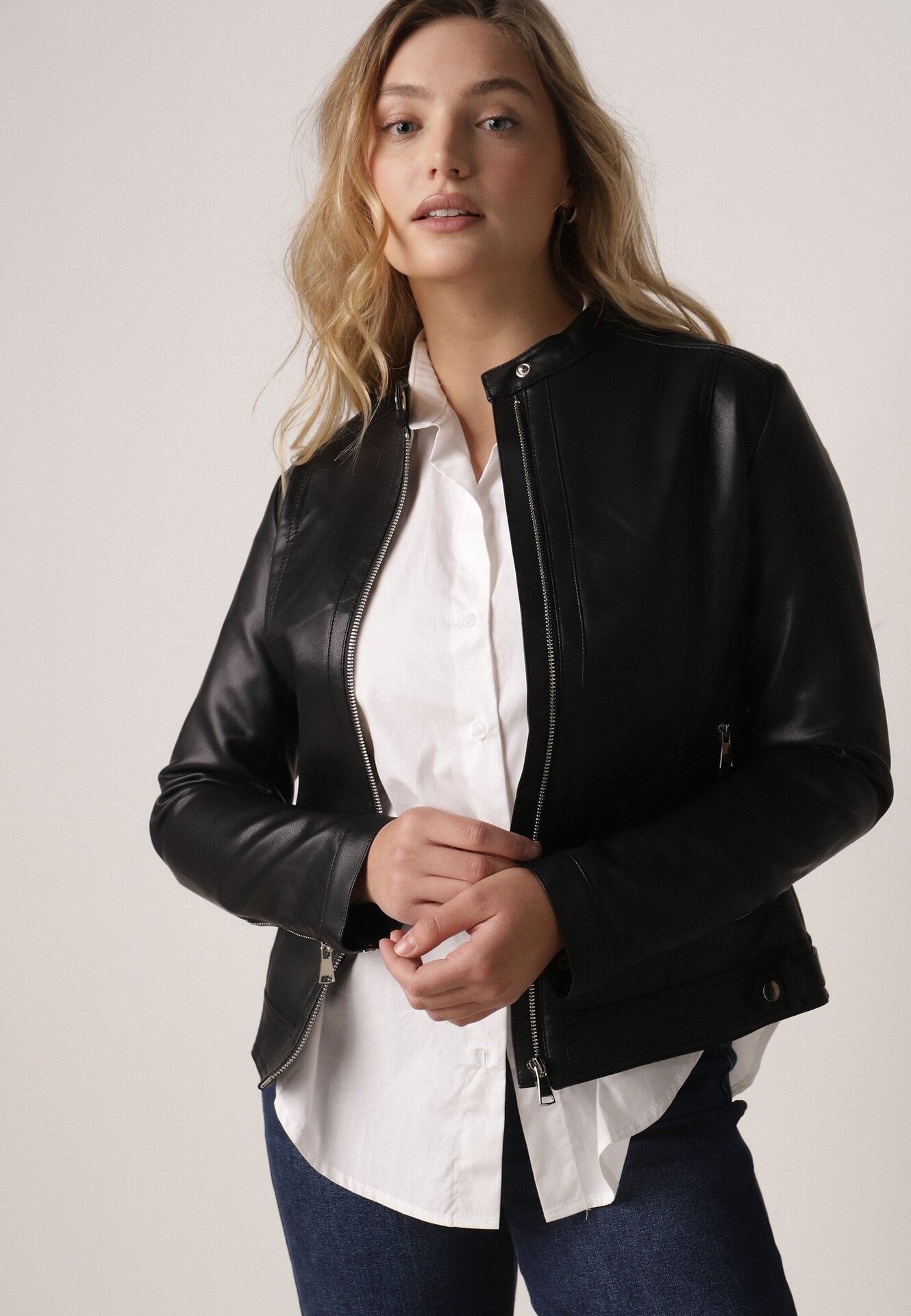 Czarna Klasyczna Kurtka Ramoneska o Taliowantym Kroju Anlea