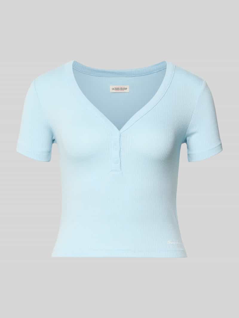 t-shirt o kroju krótkim z dekoltem w serek i listwą guzikową