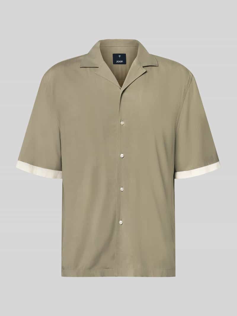 Koszula casualowa o kroju relaxed fit z wiskozy z kołnierzem z połami