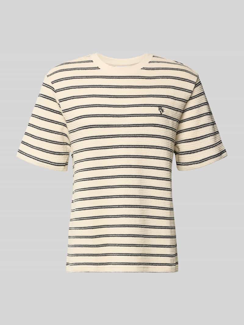 Strukturalny t-shirt z haftowanym logo na piersi