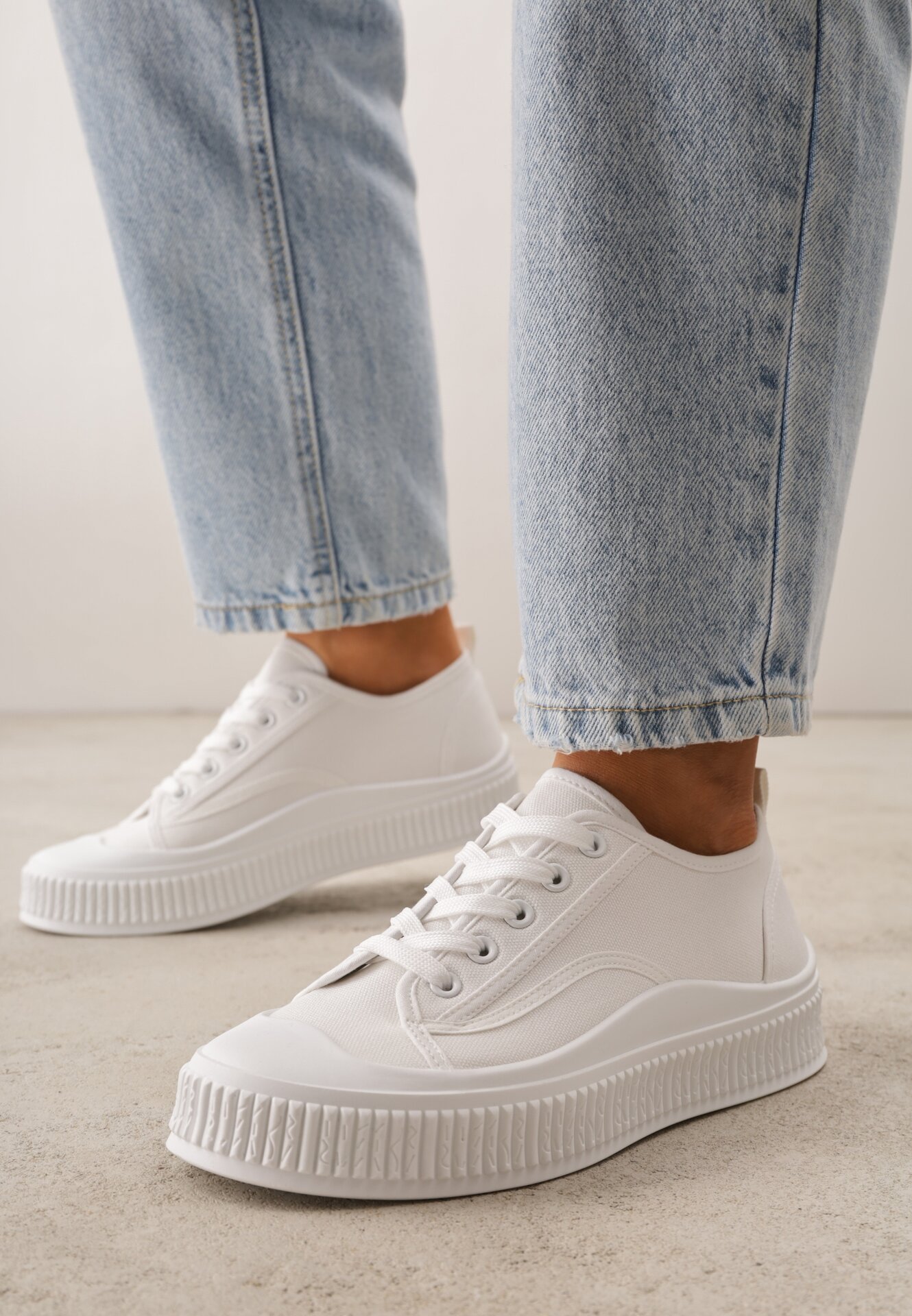 Białe Basicowe Trampki z Podeszwą ze Żłobieniami Laurinatea