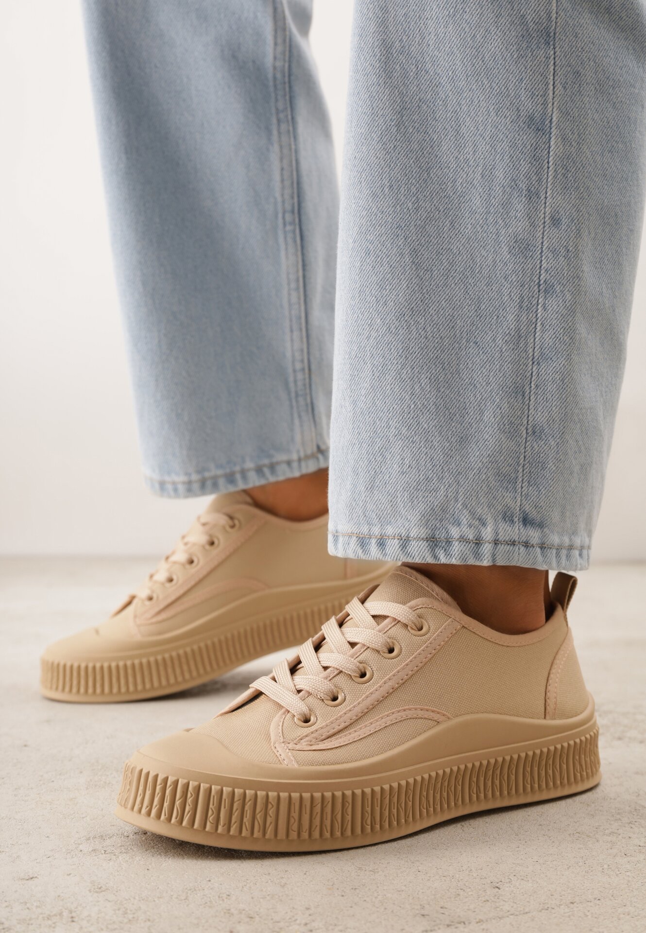 Ciemnobeżowe Basicowe Trampki z Podeszwą ze Żłobieniami Laurinatea