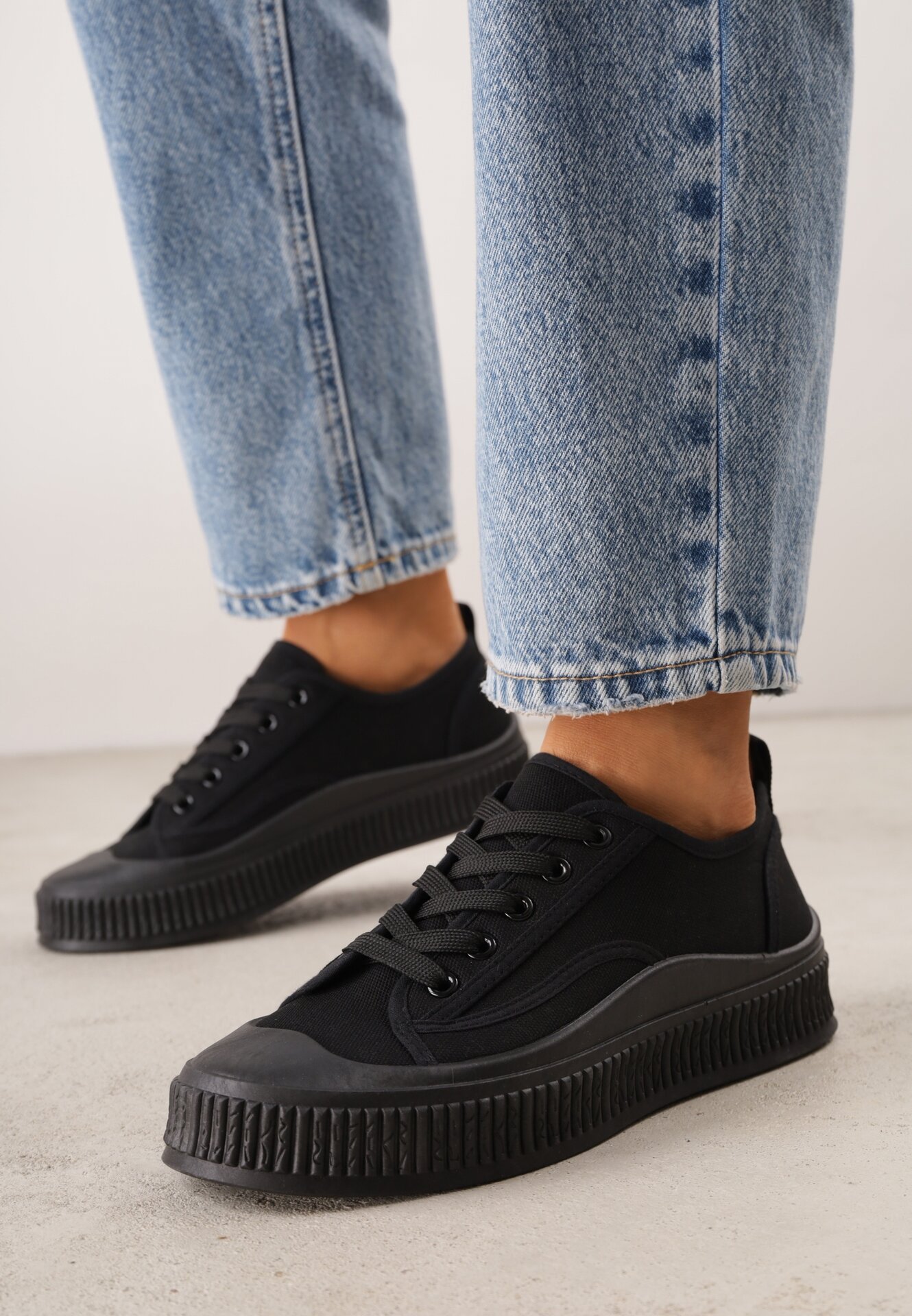 Czarne Basicowe Trampki z Podeszwą ze Żłobieniami Laurinatea