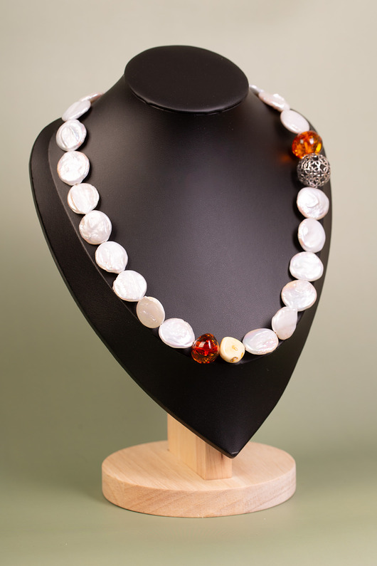 Naszyjnik z pereł z bursztynami