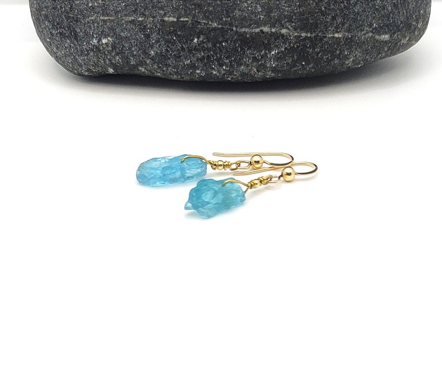 Surowy apatyt - kolczyki pozłacane