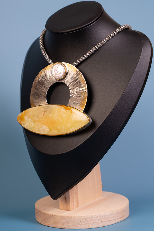 Duży wisior srebrny z bursztynem bałtyckim i perłą