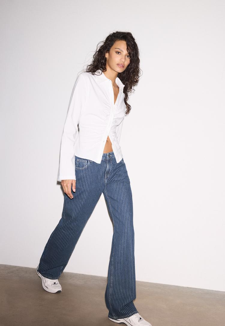 Stradivarius Jeansy baggy w paski ze średnim stanem ŚREDNIOJASNY NIEBIESKI DENIM 36