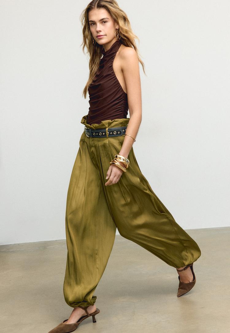 Stradivarius Spodnie typu alladynki satynowe z paskiem Oliwkowy 40