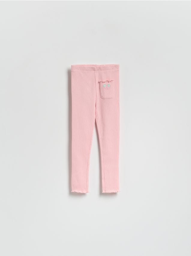 Reserved - Prążkowane legginsy z naszywką - pastelowy róż