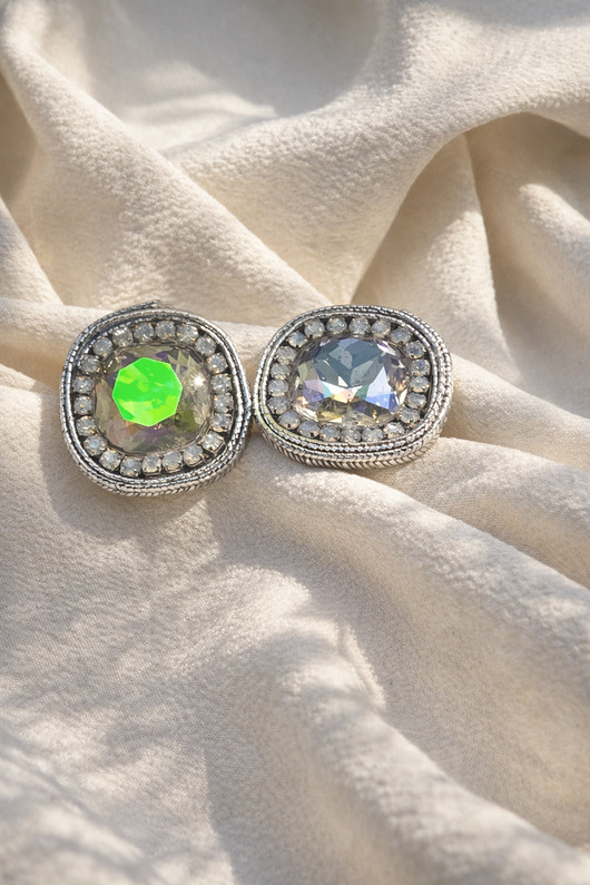 Kolczyki z opalizującym kryształem sztyfty sutasz