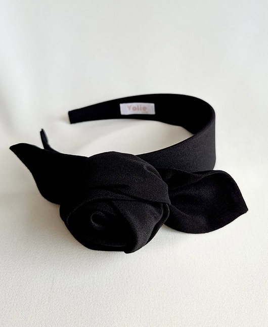 Jedwabna opaska do włosów Black Rose z ozdobną różą - szerokość 4 cm