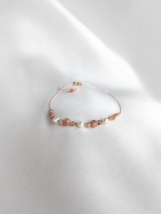 Słoneczna bransoletka z perłami i jedwabiem