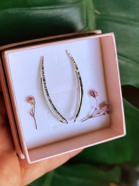 Komplet Kolczyk- nausznica Młotkowana jasna ze srebra na prawe i lewe ucho