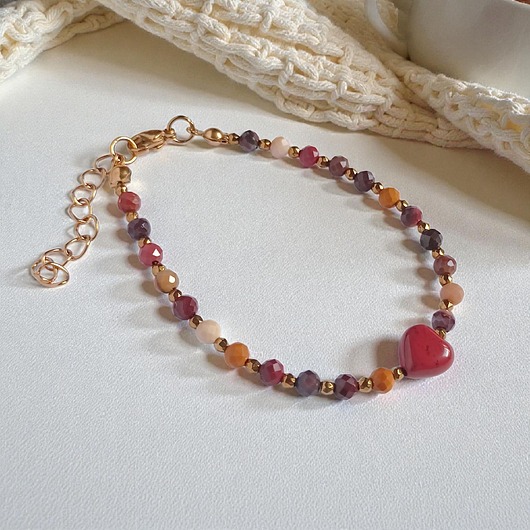 Bransoletka z serduszkiem : mokait, jaspis królewski