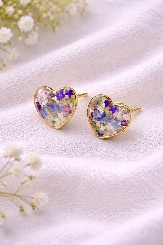 Wiosenne kolczyki serca z kolorowymi kwiatami