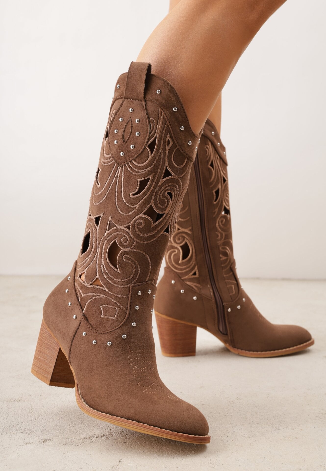 Brązowe Botki Kowbojki VICES na Obcasie z Ażurową Cholewką z Nitami Rienatea