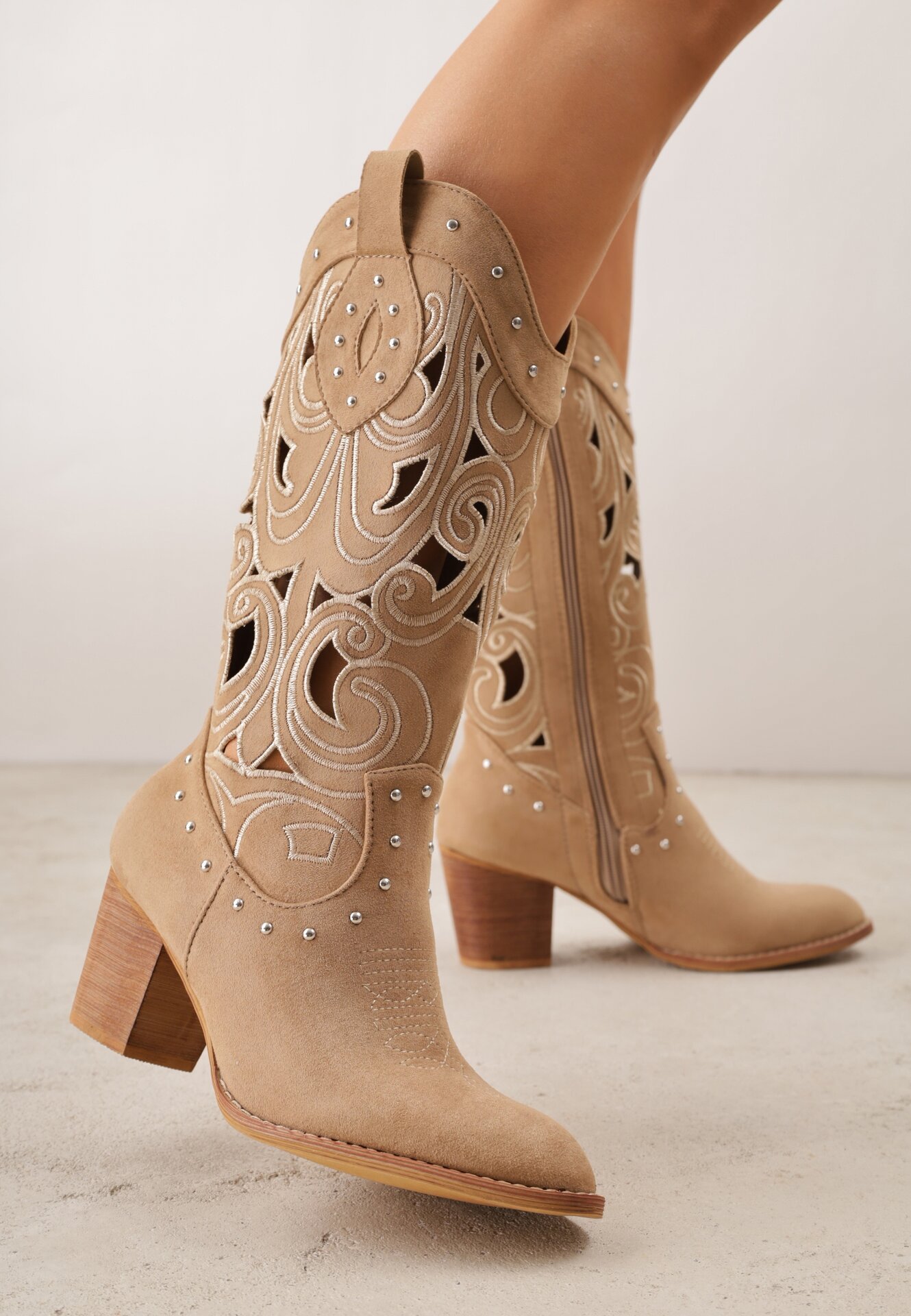 Ciemnobeżowe Botki Kowbojki VICES na Obcasie z Ażurową Cholewką z Nitami Rienatea