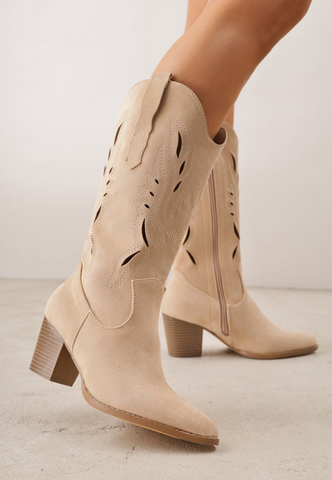 Beżowe Botki Typu Kowbojki VICES na Obcasie z Ażurową Cholewką Eranata