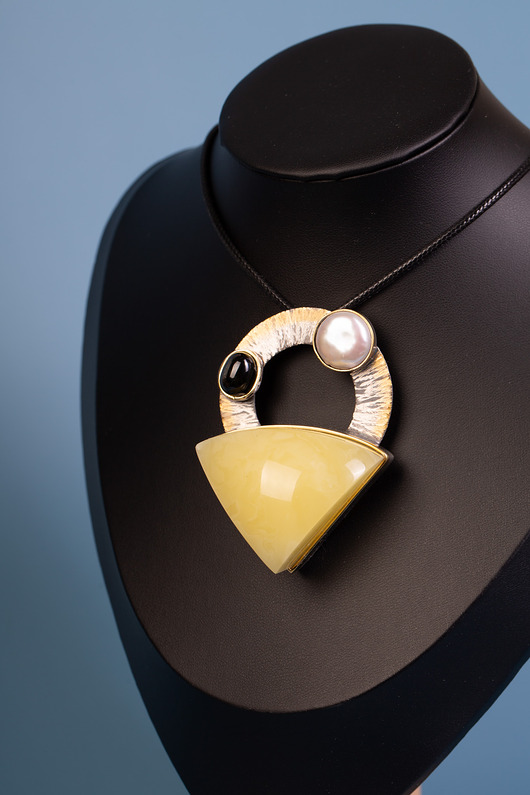 Wisior srebrny z bursztynem bałtyckim, perłą i onyksem