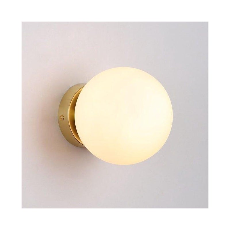 Nowoczesny kinkiet z metalową złotą tarczą i kulą z białego szkła opalowego cm Gniazdo Dekoracyjny design do salonu sypialni lub przedpokoju