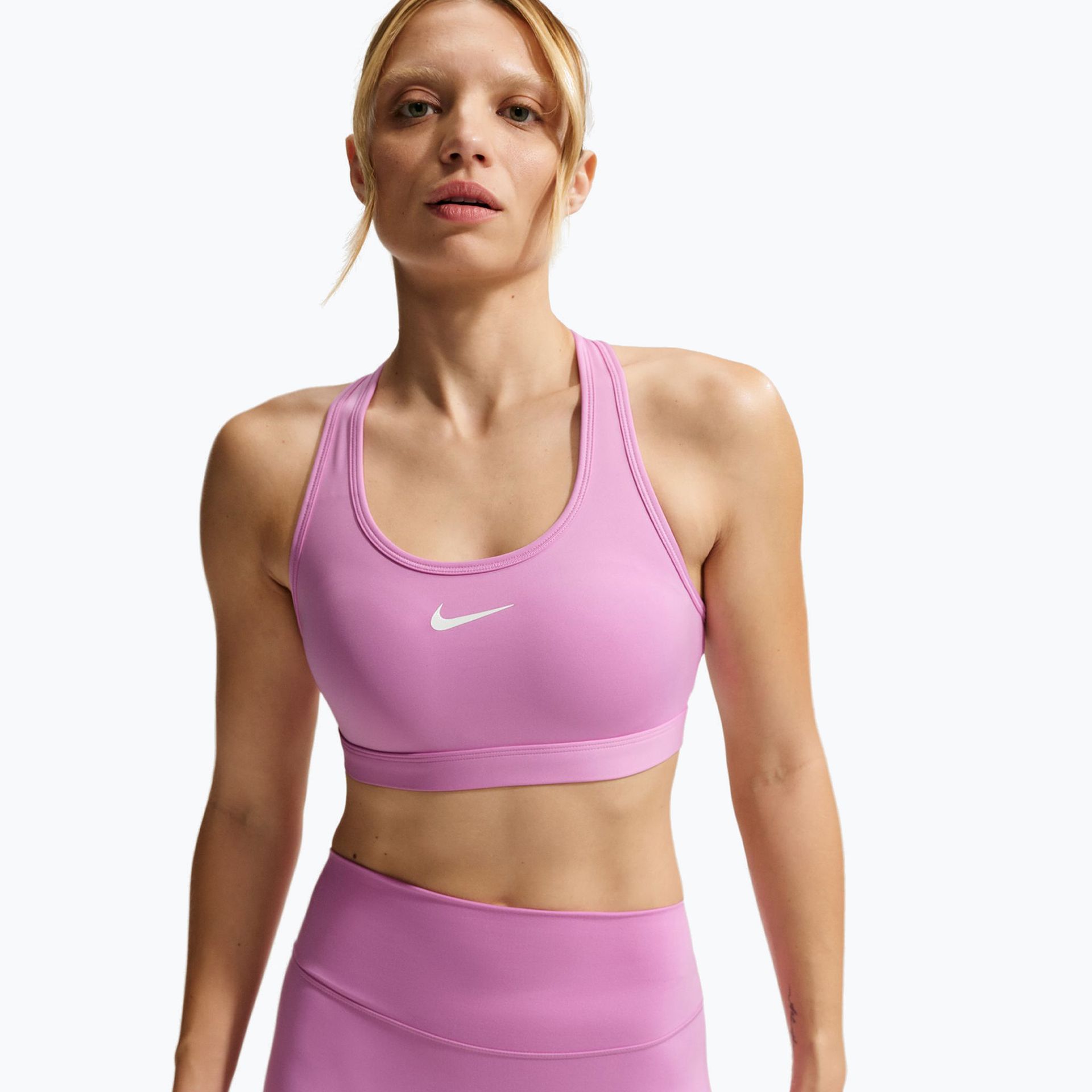 Biustonosz treningowy Nike Swoosh Medium Support light magenta/white WYSYŁKA W 24H 30 DNI NA ZWROT