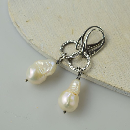 Imperfect - srebrne kolczyki z perłami