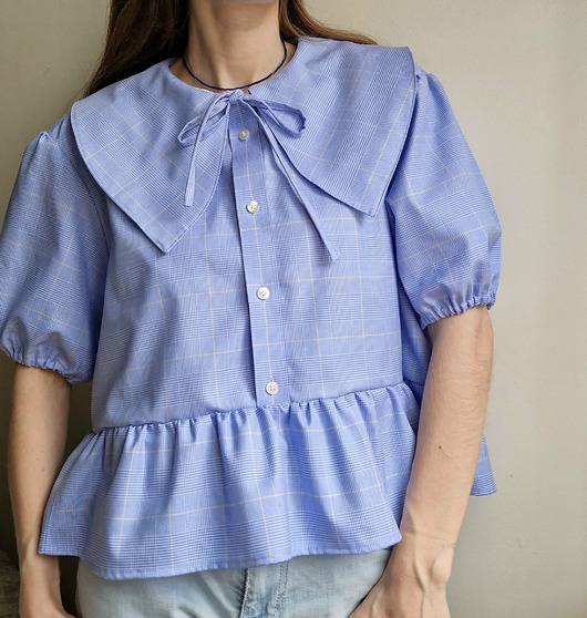 Niebieska koszula upcykling z dużym kołnierzem