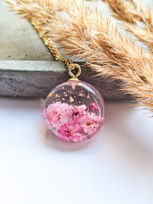 Wisiorek z żywicy różowa gipsówka