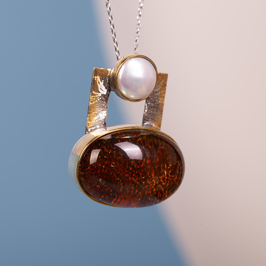 Wisiorek srebrny z bursztynem bałtyckim i perłą