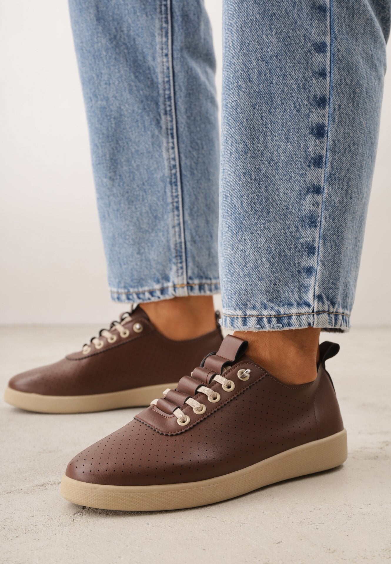 Brązowe Wsuwane Tenisówki z Perforacją i Podeszwą z Bieżnikiem Illanya