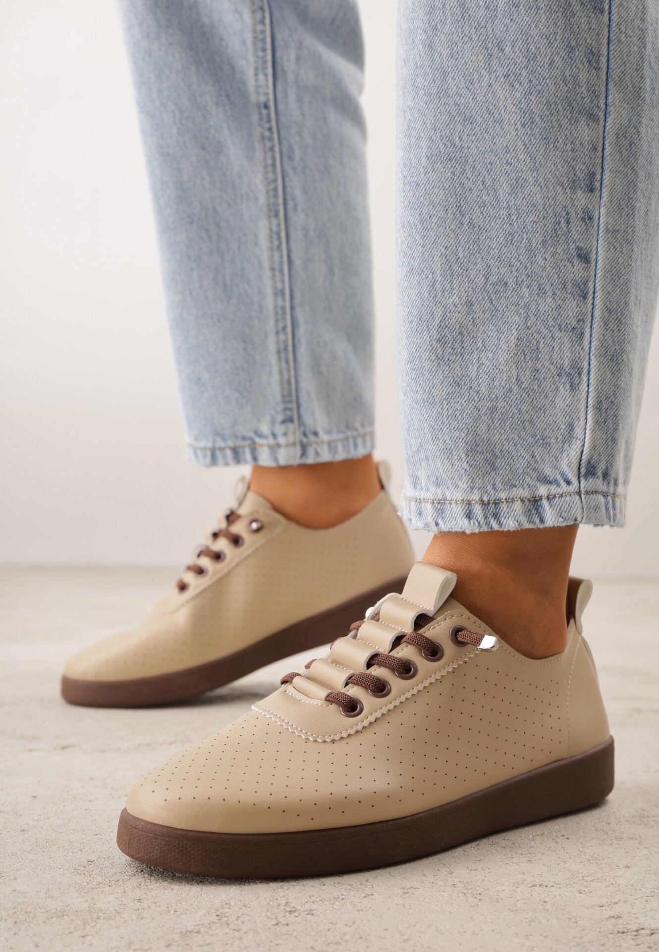 Ciemnobeżowe Wsuwane Tenisówki z Perforacją i Podeszwą z Bieżnikiem Illanya