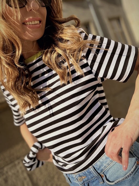 Fantasy / black & white - bawełniany t-shirt z kolorowym ściągaczem