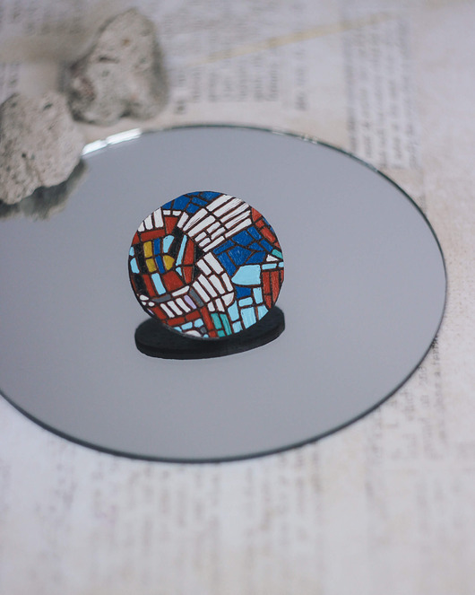 Broszka pin ze skóry z mozaiką