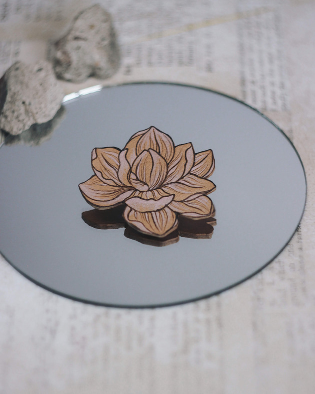 Broszka pin ze skóry kwiat magnolii