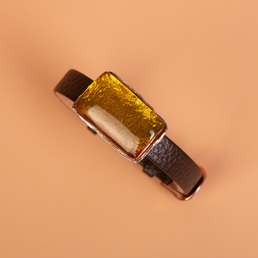 Bransoletka na brązowym pasku z naturalnym bursztynem