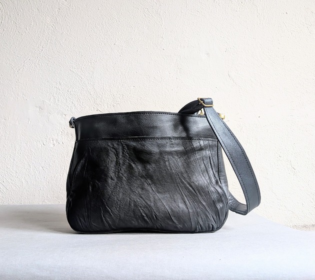 Czarna skórzana torebka listonoszka gnieciona skóra